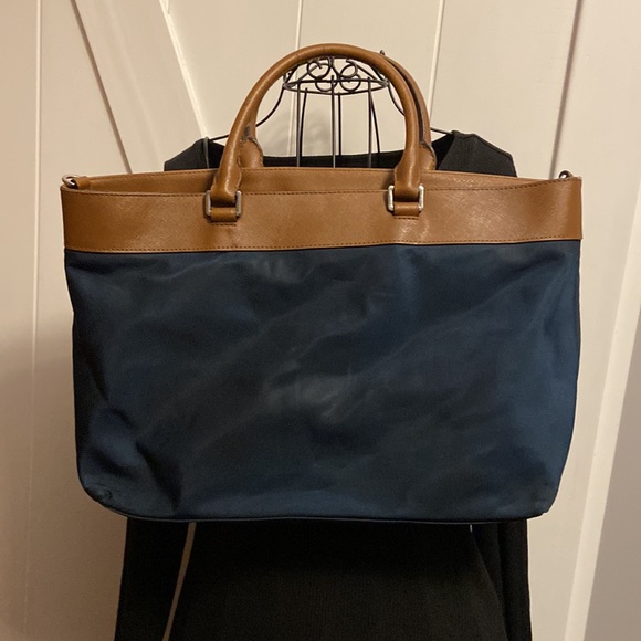 Michael Kors Colgate LG EW
Tote Navy Tote Bag - Picture 2 of 10